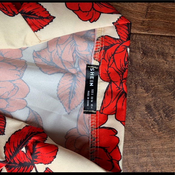 *NEW* Shein Floral button up blouse. - Picture 9 of 11